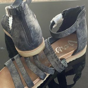 Women Very G Sandals